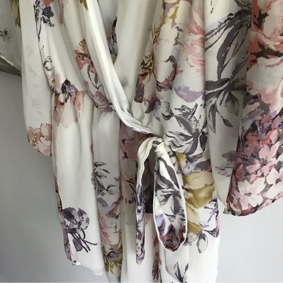 CHARLOTTE RUSSE FLORAL ROMPER - Picture 3 of 5